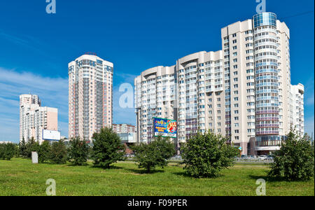 JEKATERINBURG, Russland-9. August 2015: Wohngebäude. Fuecheck Straße. Die Bevölkerung von Jekaterinburg ist 1,5 Millionen Stockfoto