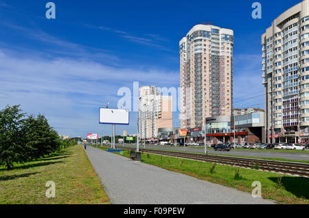 JEKATERINBURG, Russland-9. August 2015: Wohngebäude. Fuecheck Straße. Die Bevölkerung von Jekaterinburg ist 1,5 Millionen Stockfoto