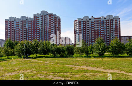 JEKATERINBURG, Russland-9. August 2015: Wohngebäude. Schvarts Straße. Die Bevölkerung von Jekaterinburg ist 1,5 Millionen Stockfoto