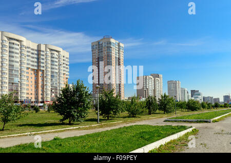 JEKATERINBURG, Russland-9. August 2015: Wohngebäude. Fuecheck Straße. Die Bevölkerung von Jekaterinburg ist 1,5 Millionen Stockfoto