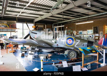 Innenraum der Spitfire und Hurricane Memorial Museum in Manston, Kent. Ein Supermarine Spitfire Mk XVI (LF) mit verschiedenen Exponaten herum angeordnet. Stockfoto