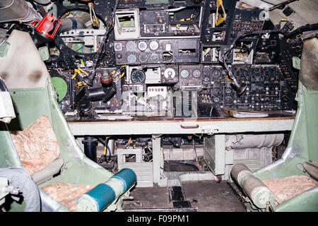 Britische circa 1950s und 1960s Handley Page Victor K2 Bomber. Iinterior auf der Rückseite des Cockpits, Anzeigen Navigator Sitz, Bedienelemente und Instrumente. Stockfoto