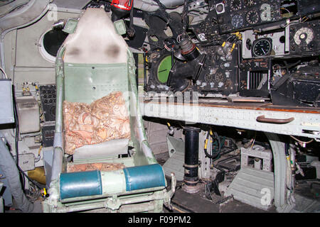 Britische circa 1950s und 1960s Handley Page Victor K2 Bomber. Iinterior auf der Rückseite des Cockpits, Anzeigen Navigator Sitz, Bedienelemente und Instrumente. Stockfoto