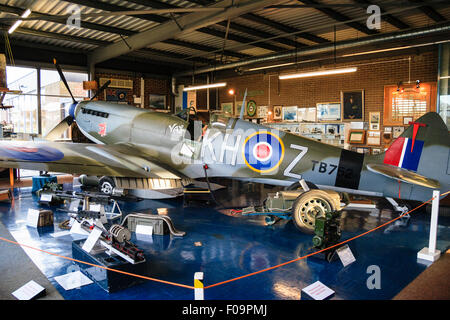 Innenraum der Spitfire und Hurricane Memorial Museum in Manston, Kent. Ein Supermarine Spitfire Mk XVI (LF) mit verschiedenen Exponaten herum angeordnet. Stockfoto