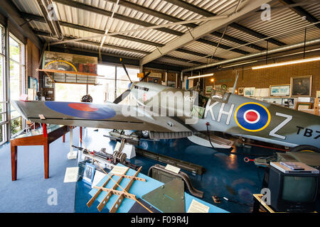 Innenraum der Spitfire und Hurricane Memorial Museum in Manston, Kent. Ein Supermarine Spitfire Mk XVI (LF) mit verschiedenen Exponaten herum angeordnet. Stockfoto