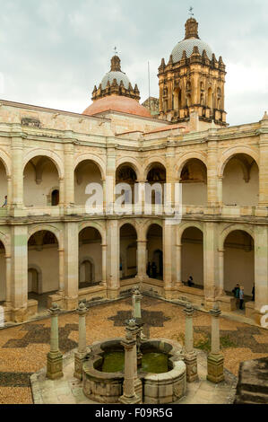 Kreuzgang im Museo de Las Culturas de Oaxaca, Mexiko Stockfoto