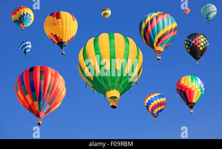 Bunte Heißluftballons fliegen Stockfoto