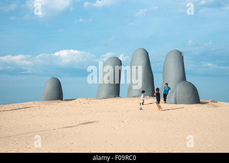 Hand Skulptur, das Symbol von Punta del Este, Uruguay Stockfoto