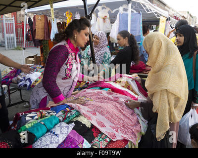 Frauen in Bangladesch Street fair und in "Kleine Bangladesch" im Abschnitt Kensington von Brooklyn, New York Festival einkaufen. Stockfoto