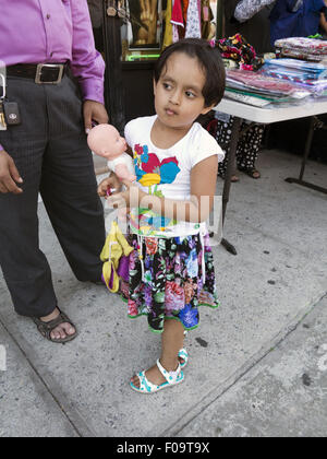Mädchen aus Bangladesch mit Babypuppe auf Straße Messe und Festival in "Little Bangladesch" im Abschnitt "Kensington" von Brooklyn, NY. Stockfoto