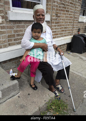 Stolz, Bangladeshi Großvater am Strassenfest in "Little Bangladesch" im Abschnitt Kensington von Brooklyn, New York. Stockfoto
