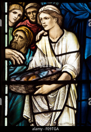 Fütterung der Vielzahl Glasmalerei Detail, St.-Georgs-Kirche, Ticknall, Derbyshire, England, UK Stockfoto