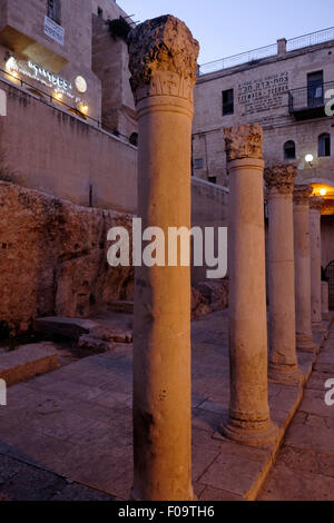 Überreste der byzantinischen Cardo, von Kaiser Justinian im 6. Jahrhundert im jüdischen Viertel in der Altstadt Ost Jerusalem Israel gebaut Stockfoto