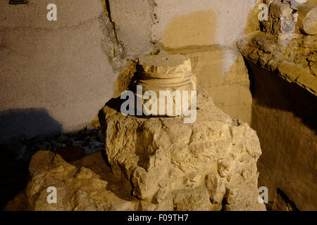 Relikt der westlichen Vorhalle des Cardo aus der römisch-byzantinischen Periode 6. Jahrhundert über die Reste der Stadtmauer Hasmonean vom 2nd-1st Century B.C.E im jüdischen Viertel in der Altstadt Ost Jerusalem Israel Stockfoto