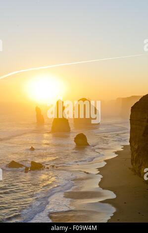 Zwölf Apostel zur Sonne steigen, Port Campbell National Park, Great Ocean Road, Australien Stockfoto