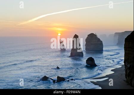 Zwölf Apostel zur Sonne steigen, Port Campbell National Park, Great Ocean Road, Australien Stockfoto