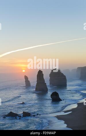 Zwölf Apostel zur Sonne steigen, Port Campbell National Park, Great Ocean Road, Australien Stockfoto