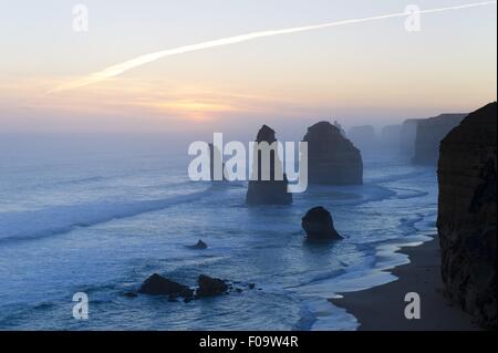 Zwölf Apostel zur Sonne steigen, Port Campbell National Park, Great Ocean Road, Australien Stockfoto