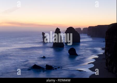 Zwölf Apostel zur Sonne steigen, Port Campbell National Park, Great Ocean Road, Australien Stockfoto