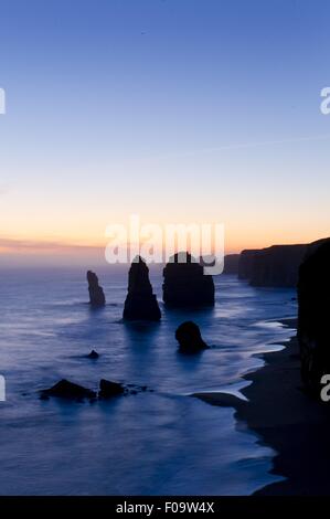 Zwölf Apostel zur Sonne steigen, Port Campbell National Park, Great Ocean Road, Australien Stockfoto