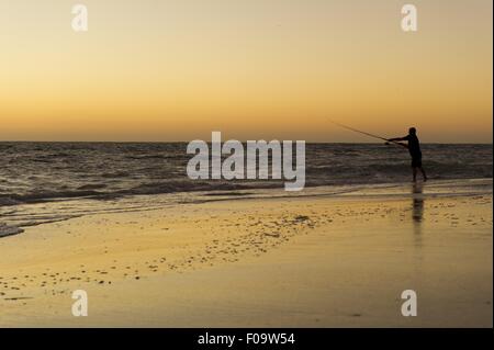 Mann, Angeln im Meer im Kalbarri National Park, Cervantes, Australien Stockfoto