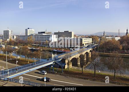 Erhöhten Blick auf die alte Brücke und Berliner Promenade in Saarbrücken, Saarland, Germany Stockfoto