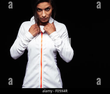 Porträt von Fitness-Frau in Sportbekleidung, Blick in die Kamera mit einer Haltung. Kaukasische weibliches Model posiert Aga Sportswear Stockfoto