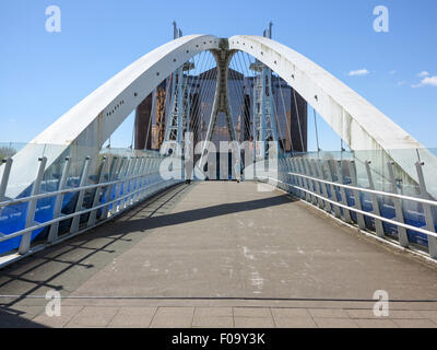 Die Millennium-Brücke oder der Salford Quays Lift überbrücken die Connrcts Media City, Salford Quays Stockfoto