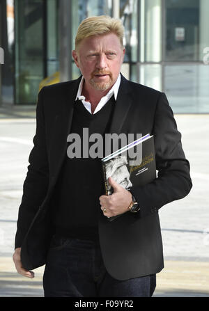 Boris Becker kommt in den BBC Breakfast Studios mit einer Kopie seines neuen Buches "Boris Becker Wimbledon" in Manchester.  Mitwirkende: Boris Becker wo: Manchester, Vereinigtes Königreich bei: 10. Juni 2015 Stockfoto