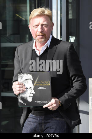 Boris Becker kommt in den BBC Breakfast Studios mit einer Kopie seines neuen Buches "Boris Becker Wimbledon" in Manchester.  Mitwirkende: Boris Becker wo: Manchester, Vereinigtes Königreich bei: 10. Juni 2015 Stockfoto
