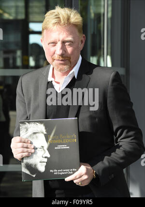 Boris Becker kommt in den BBC Breakfast Studios mit einer Kopie seines neuen Buches "Boris Becker Wimbledon" in Manchester.  Mitwirkende: Boris Becker wo: Manchester, Vereinigtes Königreich bei: 10. Juni 2015 Stockfoto