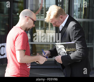 Boris Becker kommt in den BBC Breakfast Studios mit einer Kopie seines neuen Buches "Boris Becker Wimbledon" in Manchester.  Mitwirkende: Boris Becker wo: Manchester, Vereinigtes Königreich bei: 10. Juni 2015 Stockfoto