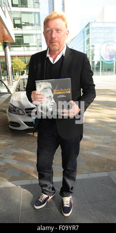 Boris Becker kommt in den BBC Breakfast Studios mit einer Kopie seines neuen Buches "Boris Becker Wimbledon" in Manchester.  Mitwirkende: Boris Becker wo: Manchester, Vereinigtes Königreich bei: 10. Juni 2015 Stockfoto
