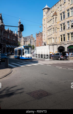 Eine Straßenbahn im Zentrum von Amsterdam Stockfoto