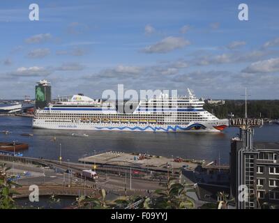 Blick auf Aida Kreuzfahrtschiff am IJ-Hafen, Amsterdam, Niederlande Stockfoto