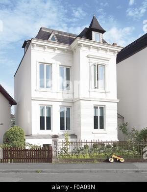 Außenseite des renovierten weißen Luebeker Kaufmannshaus Stockfoto