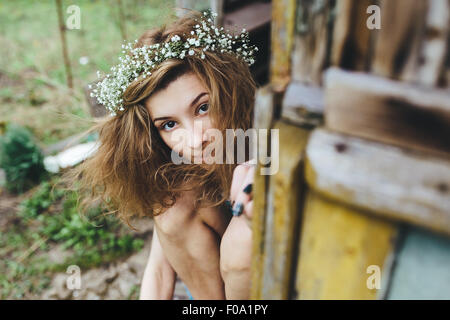 Schöne Mädchen Ausspionieren von jemand Stockfoto