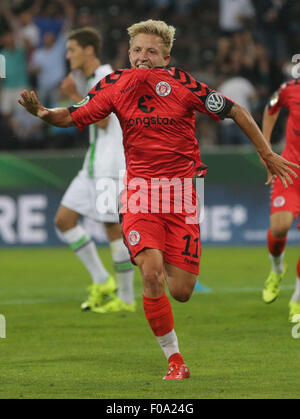 Hamburg, Deutschland. 10. August 2015. St. Pauli's Marc Rzatkowski feiert sein 1: 0-Tor der deutschen Fußball DFB-Pokal Erstrunden Match zwischen FC St. Pauli und Borussia Moenchengladbach am Millerntorstadion in Hamburg, Deutschland, 10. August 2015. Foto: Axel Heimken/Dpa/Alamy Live News Stockfoto