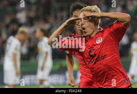 Hamburg, Deutschland. 10. August 2015. St. Pauli Marc Rzatkowski (R) feiert sein 1: 0-Tor mit Teamkollege Kyoung-Rok Choi (zurück) in der ersten Runde des DFB-Pokal Fußball-match zwischen FC St. Pauli und Borussia Moenchengladbach am Millerntorstadion in Hamburg, Deutschland, 10. August 2015. Foto: Axel Heimken/Dpa/Alamy Live News Stockfoto