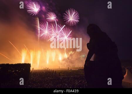 Ansicht von Herr Hausen Statue und chinesische Feuerwerk in den Herrenhäuser Gärten, Hannover, Deutschland Stockfoto