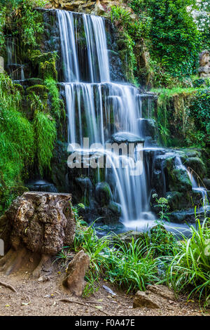 Der Wasserfall, bekannt als der Kaskade auf dem Bowood Anwesen in Wiltshire im Sommer. Stockfoto