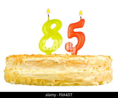 Geburtstagstorte mit Kerzen Nummer fünfundachtzig isoliert auf weißem Hintergrund Stockfoto