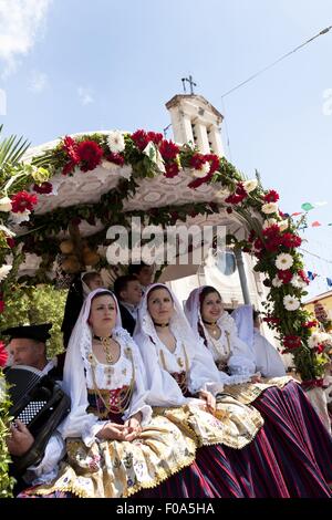 Frauen sitzen in Wagen für Sant'Efisio Prozession, Pula, Sardinien, Italien Stockfoto