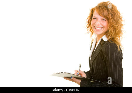 Lächelnde junge Frau mit Zwischenablage Notizen Stockfoto