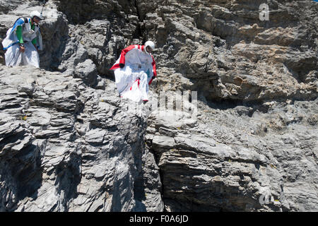 Wingsuit BASE Jumper sind immer bereit, von einer Klippe und Prüfung der Höhe durch nach unten & Anpassung seine Flügel springen. Stockfoto