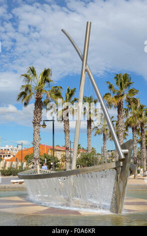 Brunnen in Form eines Bootes an der Strandpromenade am Malvarossa Strand in Valencia. Spanien Stockfoto