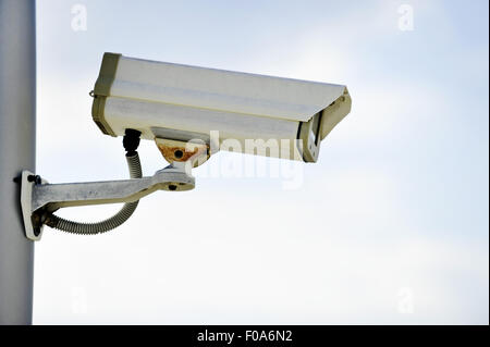 Eine Überwachungskamera an einem Mast mit blauen Himmel im Hintergrund Stockfoto