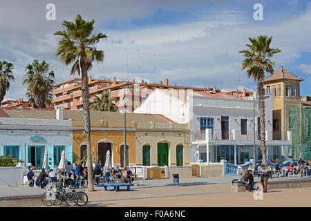 Restaurants, Cafés und Bars am Meer promenade am Malvarossa Strand in Valencia, Spanien. Mit Menschen sitzen an Tischen Stockfoto