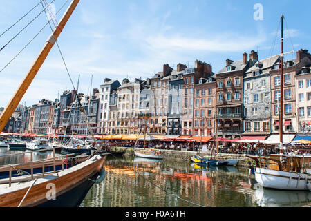 die Hafen-Stadt Honfleur in Frankreich Stockfoto