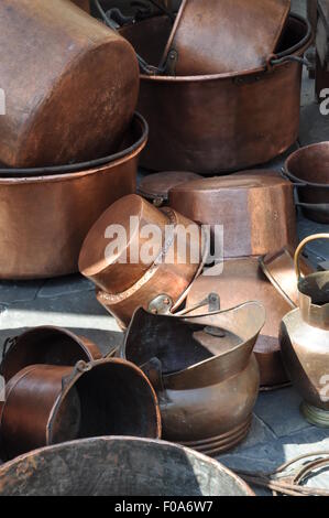 Kupfertöpfe auf Flohmarkt Stockfoto